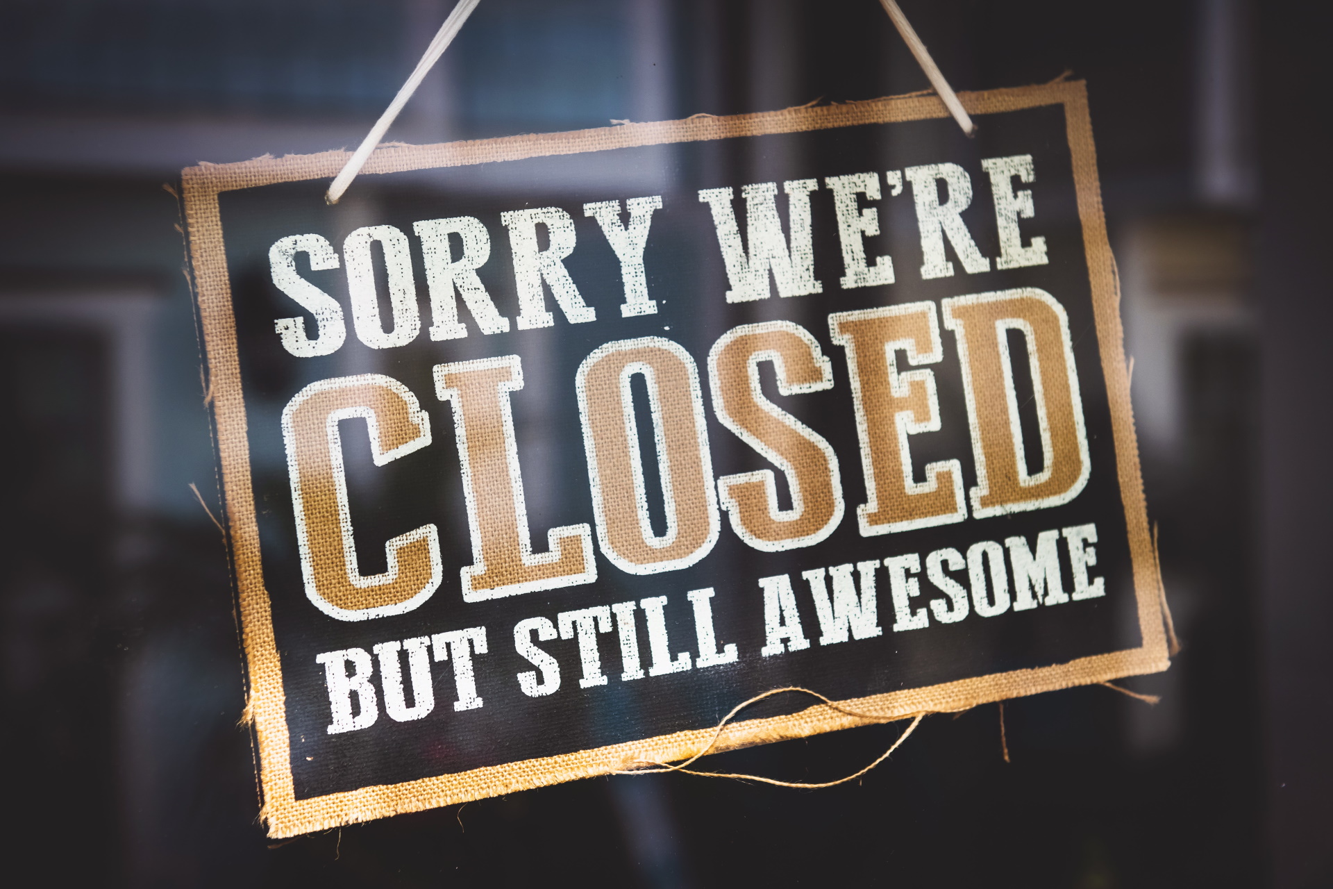 vendre une entreprise en pleine pandémie de coronavirus - signe "sorry we're closed but still awesome